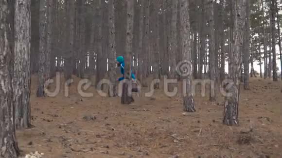 在森林树林里跑步的人老派跑马的超级慢动作视频的预览图