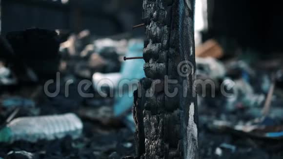 被火烧毁的旧废弃马车视频的预览图