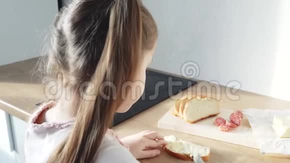小孩子用黄油和香肠做三明治视频的预览图