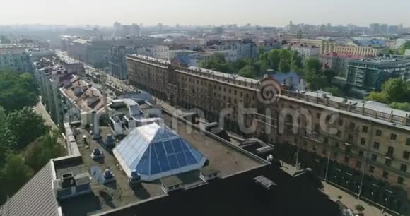 白俄罗斯明斯克清晨城市交通中心街私人住宅建筑夏季城市景观的鸟瞰图视频的预览图