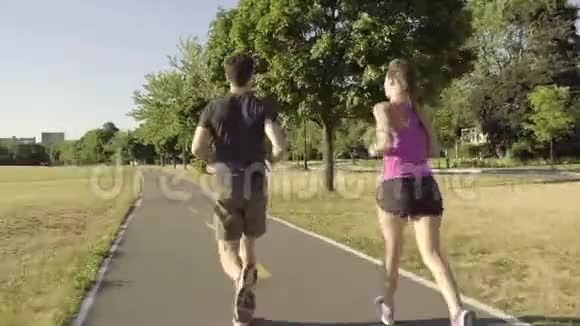 运动员一起沿着小路跑视频的预览图