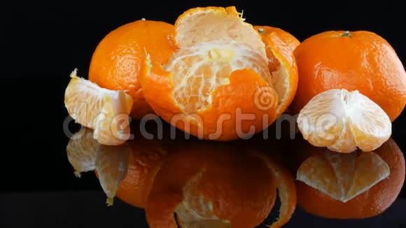 黑色背景的镜面上的成熟橙色橘子视频的预览图