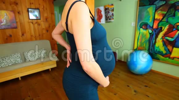 孕妇进行分娩练习视频的预览图