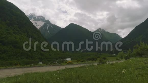 通往奥塞梯山脉的河流和道路视频的预览图