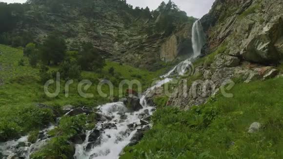 奥塞梯山脉的河流和瀑布视频的预览图