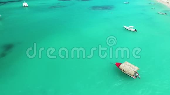 热带船只航行于加勒比海清澈的绿松石水域鸟瞰视频的预览图