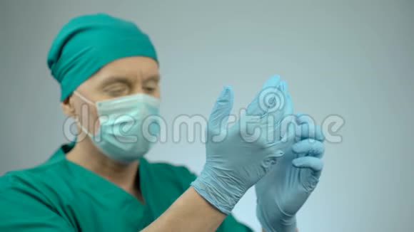 手术失败后失望的外科医生摘下医疗手套视频的预览图