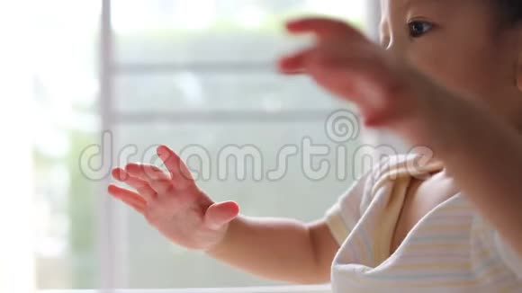 小男孩用手指吃食物从妈妈手到嘴拿起零食视频的预览图