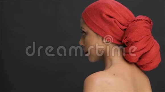 戴着红领巾的女孩转过身来视频的预览图