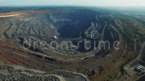 露天煤矿采掘工业用煤俯视空中无人机视频的预览图