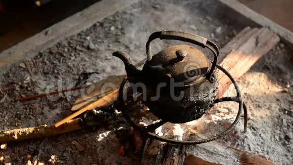 旧水壶用蒸汽在火上煮视频的预览图
