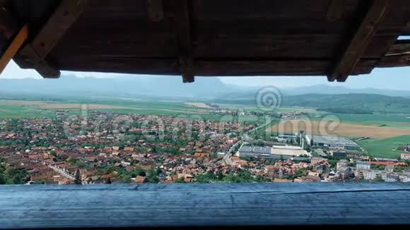 从罗马尼亚拉斯诺夫城堡俯瞰从木制阳台放大视频的预览图