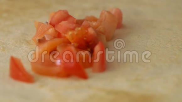 蕃茄和红椒的馅用奶油酱倒入然后用薄煎饼慢慢包裹视频的预览图