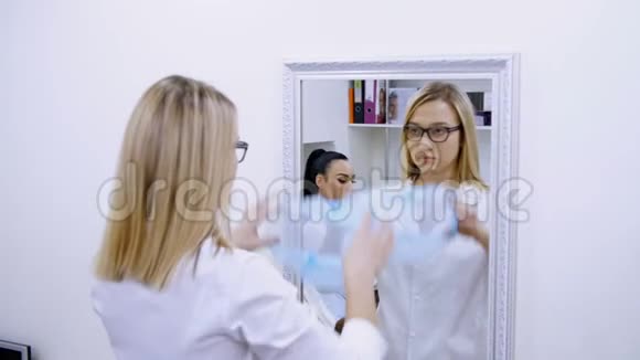 诊所的美容室里一位女医生戴着眼镜穿着白色制服戴着医疗帽视频的预览图