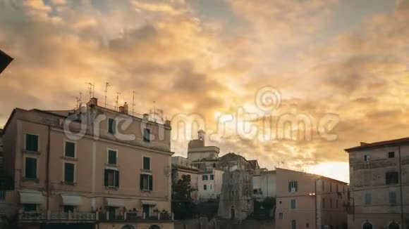 意大利特拉西纳城市广场和日出时上城区城堡的景观视频的预览图