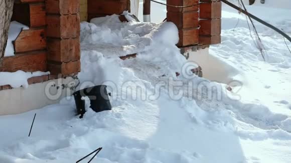 台阶上覆盖着雪冬季小屋的近景入口视频的预览图