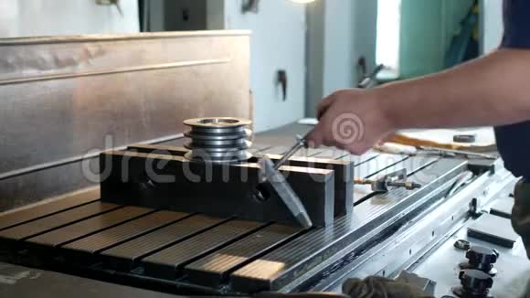 男性专家钻孔机将金属滑轮固定在扩孔机上小生意特写视频的预览图