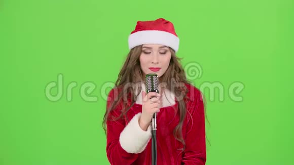 圣诞老人用复古的麦克风唱歌用充满活力的音乐跳舞绿色屏幕视频的预览图