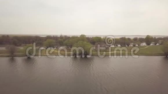 河岸和海角河的树木背景多云的天空无人驾驶飞机的看法视频的预览图