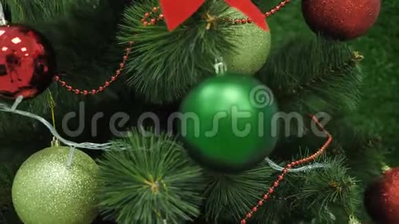 背景特写一棵用红球和绿球装饰的圣诞树视频的预览图