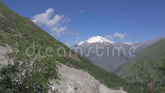 欧洲最高点埃尔布鲁斯山从东峡看风景视频的预览图