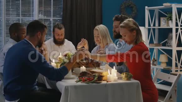 在感恩节庆祝活动上祈祷的朋友们视频的预览图
