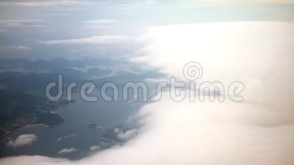 4韩国云上的釜山都市之鸟瞰图视频的预览图