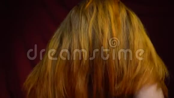 红发女人把头发往后退慢动作视频的预览图