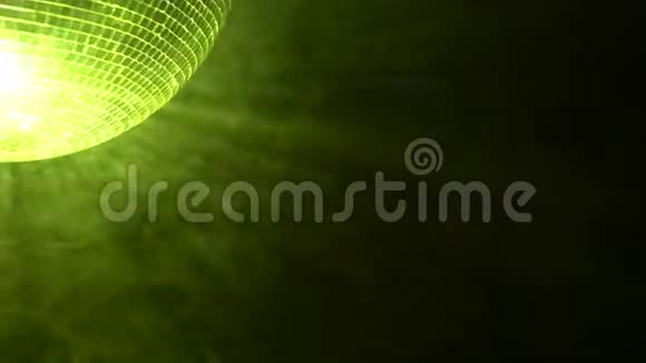 闪闪发光的五彩迪斯科球在烟雾黑色的背景上旋转关门视频的预览图