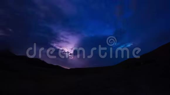 夜空中闪烁着雷霆和强风视频的预览图