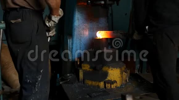 铁匠铺里的铁匠用凿子锤锻造一块金属热片一块块鳞片慢慢地视频的预览图