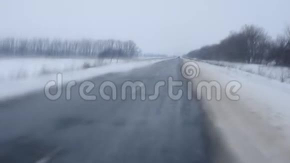 滑和危险的道路视频的预览图