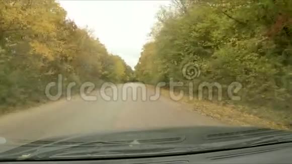 汽车挡风玻璃上的秋雨视频的预览图