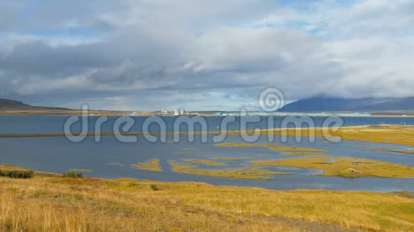 在阳光明媚的日子里在冰岛一家生产铝的工厂平静的工业景观视频的预览图