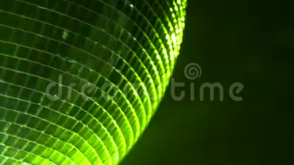 镜球折射出七彩的光芒关门视频的预览图