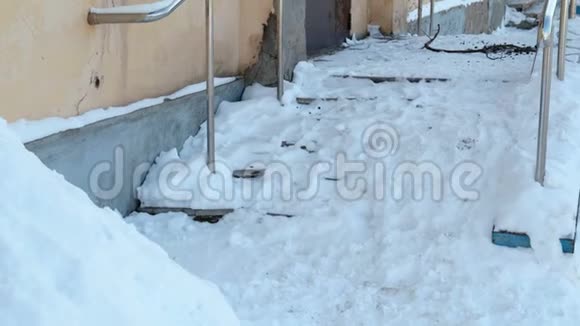 冬天的时候廊下铺着雪滑的楼梯镜头向上移动视频的预览图