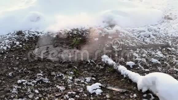 蒸汽是从卫生下水道覆盖在雪事故前景视频的预览图