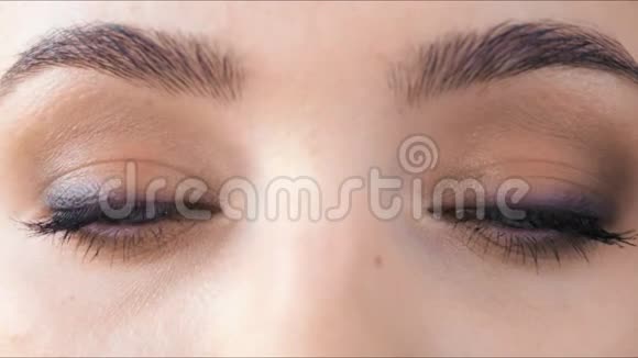 美丽的特写镜头女性眼睛与经典眼线化妆视频的预览图