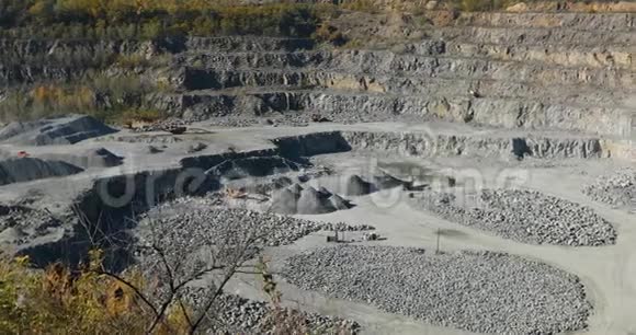 大型露天铁矿石采石场大型采石场全景图采石场设备露天矿工作过程采石场视频的预览图