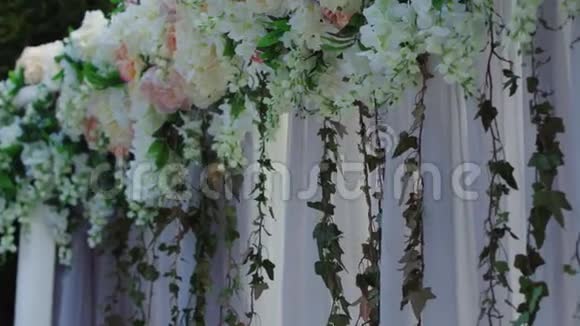 靠近美丽的地方由木制广场和花卉装饰为外部婚礼仪式在木材中视频的预览图