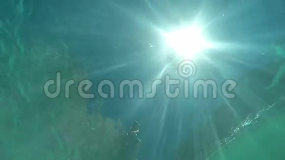 从水中看到太阳阳光和女孩视频的预览图