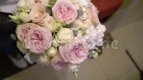 婚礼新娘花束的粉红色和白色玫瑰女人拿着花视频的预览图