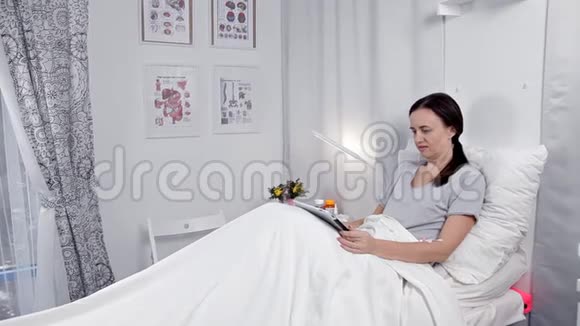 病人躺在病房里做完手术后休息用药片视频的预览图