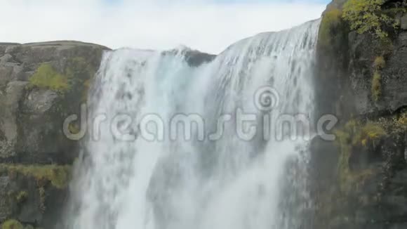 强大的河流正在从玄武岩岩石中落下在瀑布的顶部特写视频的预览图