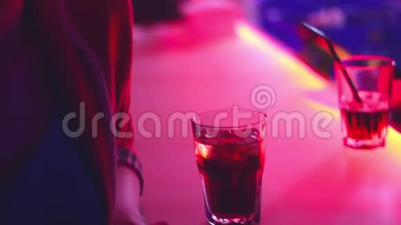年轻夫妇在聚会期间在夜总会酒吧喝酒后就会调情视频的预览图