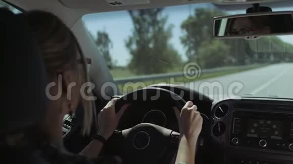 漂亮的女司机在高速公路上开车视频的预览图
