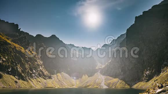 波兰塔特拉国家公园平静的沙尔尼湖在雷西和夏季山脉景观下停留阳光与阳光视频的预览图