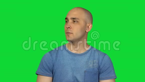 绿色背景下体贴的秃头视频的预览图