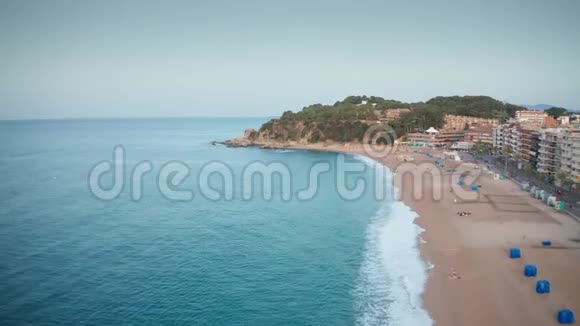 度假小镇海上海岸的空中拍摄视频的预览图