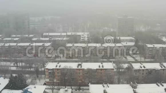 屋顶覆盖积雪的鸟瞰图视频的预览图